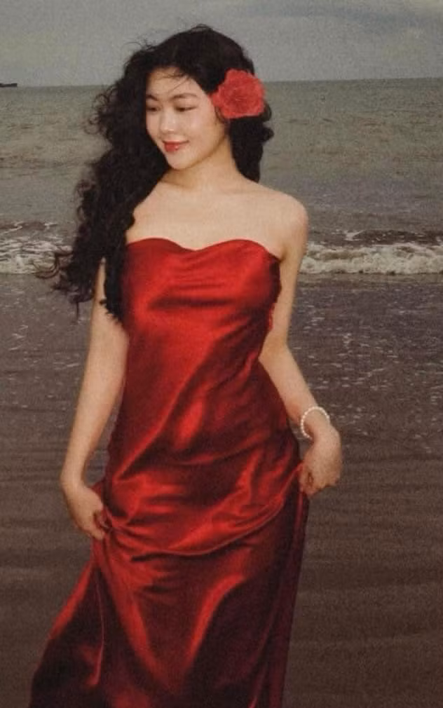 Trong bộ ảnh mới này, cô con gái lớn của Quyền Linh dường như đã thoát mác nàng thơ ngọt ngào thay vào đó là một hình ảnh trưởng thành hơn, quyến rũ hơn.