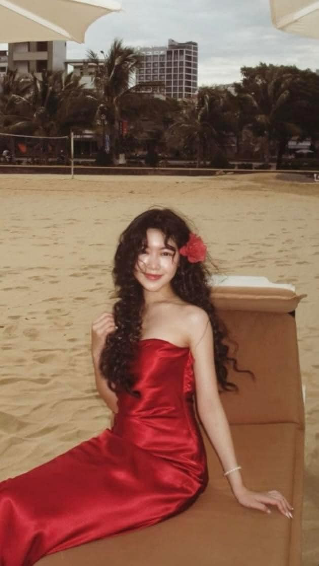 Điều đặc biệt, cô nàng chia sẻ trên trang cá nhân những bức ảnh này của cô nàng là do mẹ chụp trong chuyến về thăm quê.