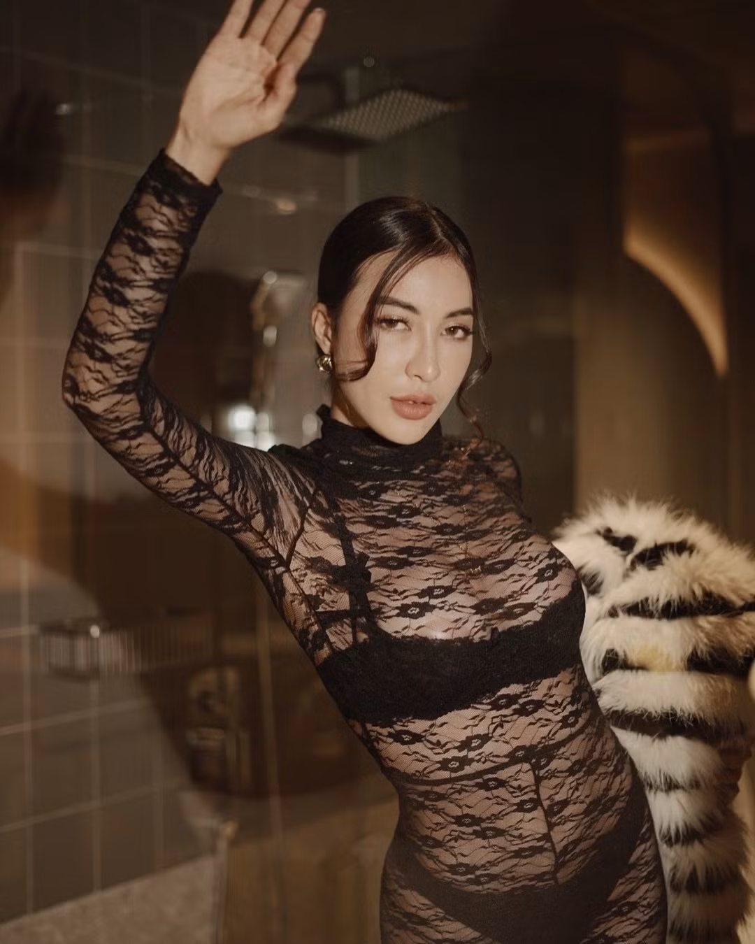 Ở thời điểm hiện tại, nàng mẫu lai sở hữu ngoại hình hút mắt, gợi cảm.