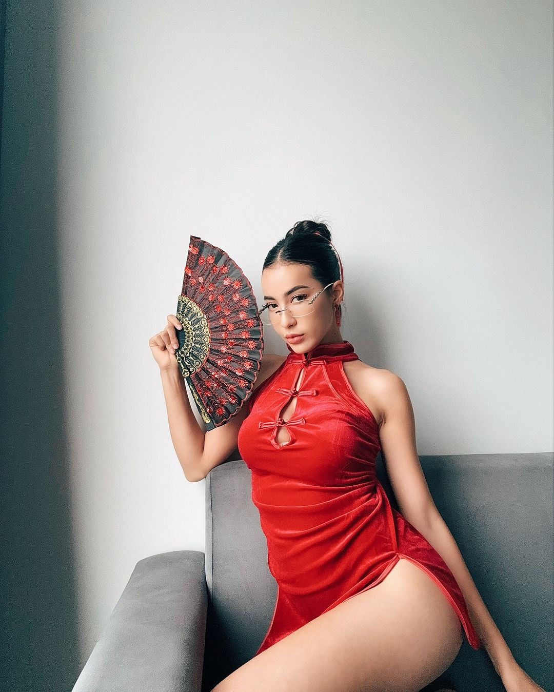 Hiện tại, Francesca Russo thu hút 142.000 người theo dõi trên trang Facebook cá nhân. Tài khoản Instagram của chân dài 28 tuổi có 296.000 người theo dõi.