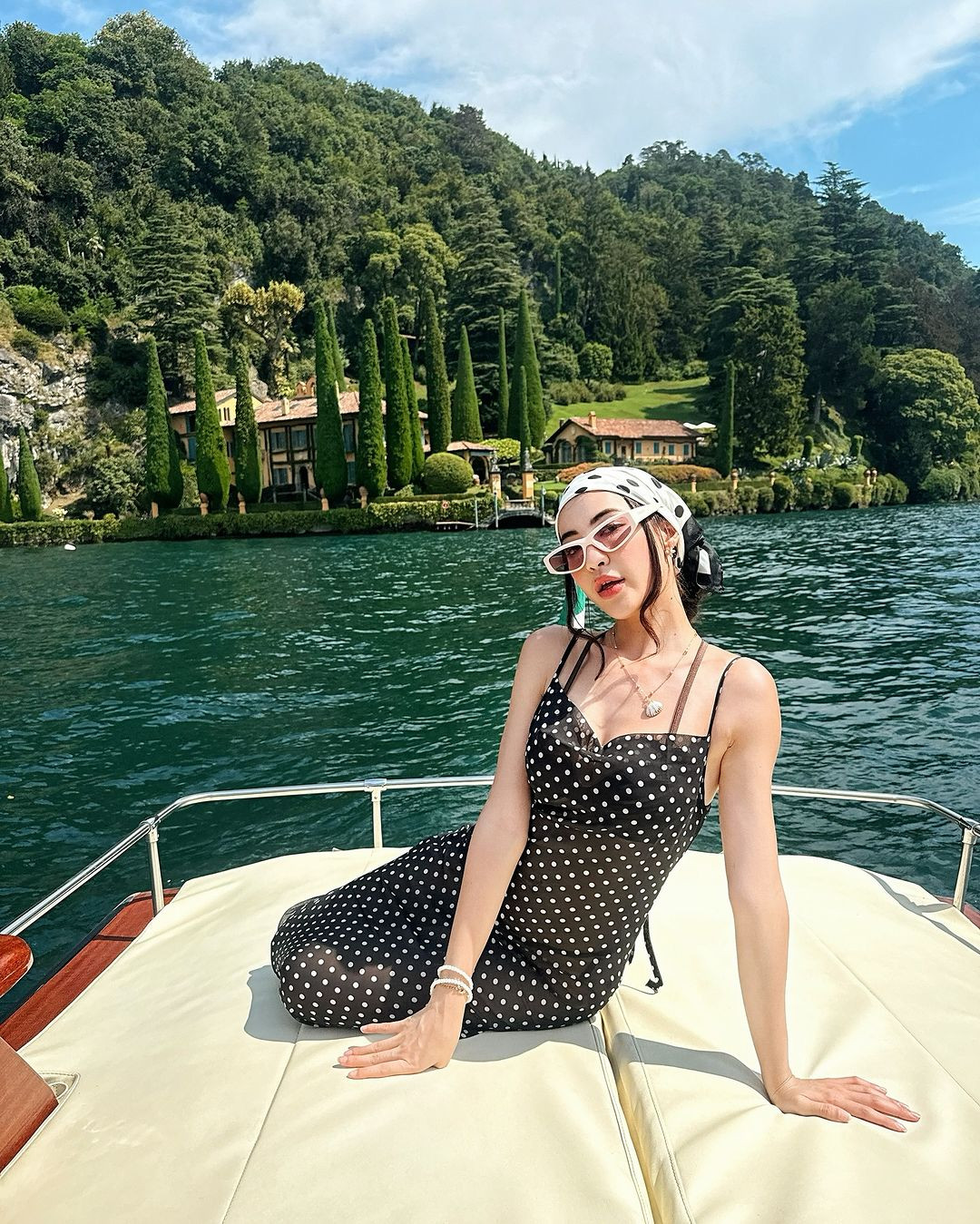 Cô nàng thường xuyên có những chuyến đi về một trong hai quê hương của mình - nước Ý.