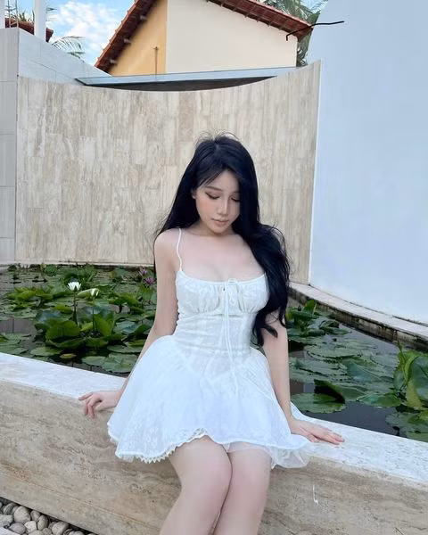 Mới đây, Yogurt đã lên tiếng trên trang cá nhân rằng mình và bạn trai đã đường ai nấy đi, vậy nên mong mọi người không lôi tên bạn trai cũ vào dưới phần bình luận trong những bài đăng của cô nàng.