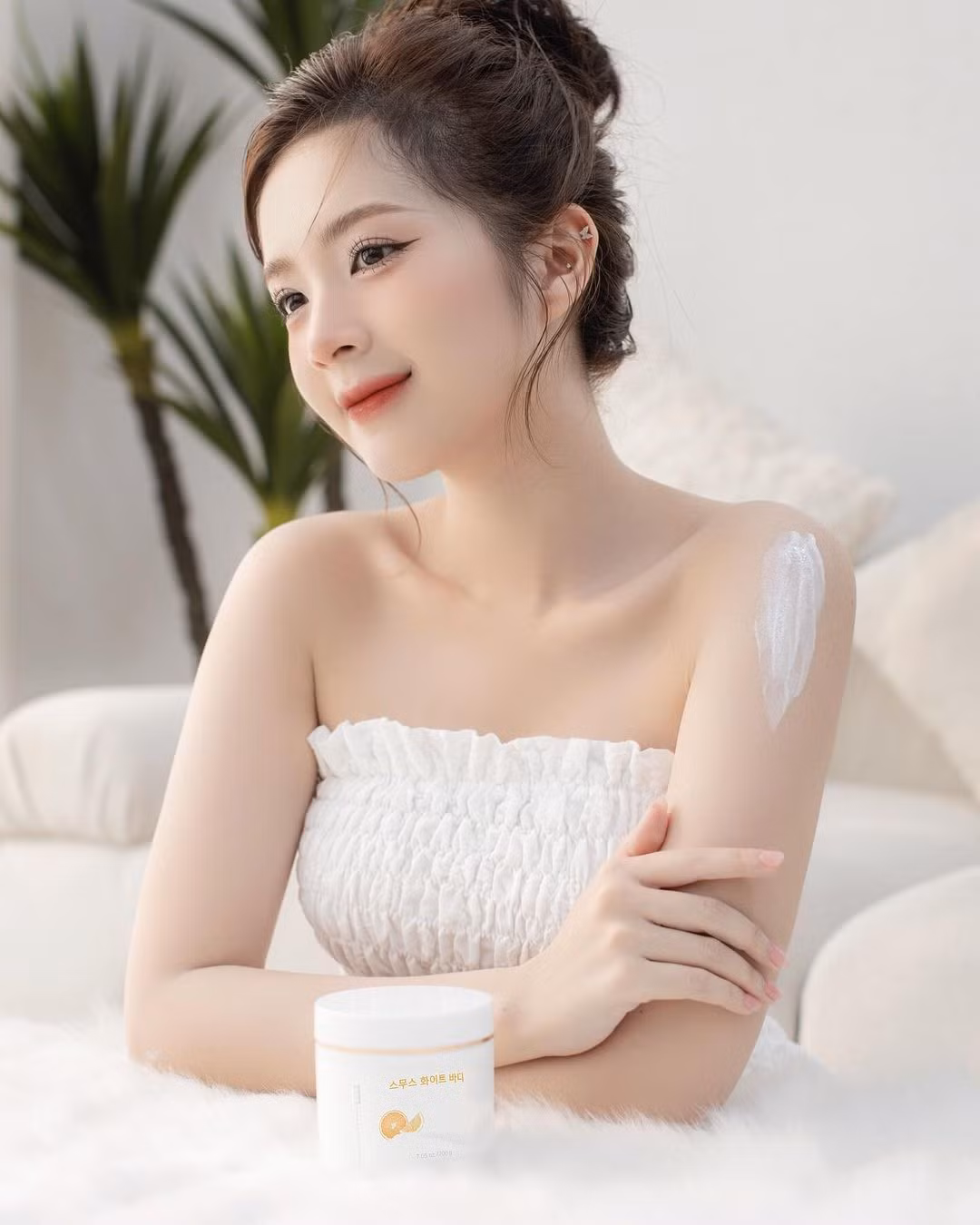 Hoàng Huyền là 1 trong 4 diễn viên chính của phim truyền hình "Chúng ta của 8 năm sau" phần 1. Với vai diễn cô giáo Nguyệt trẻ trung, tươi sáng và đáng yêu, Hoàng Huyền đã để lại nhiều ấn tượng trong lòng khán giả xem truyền hình.