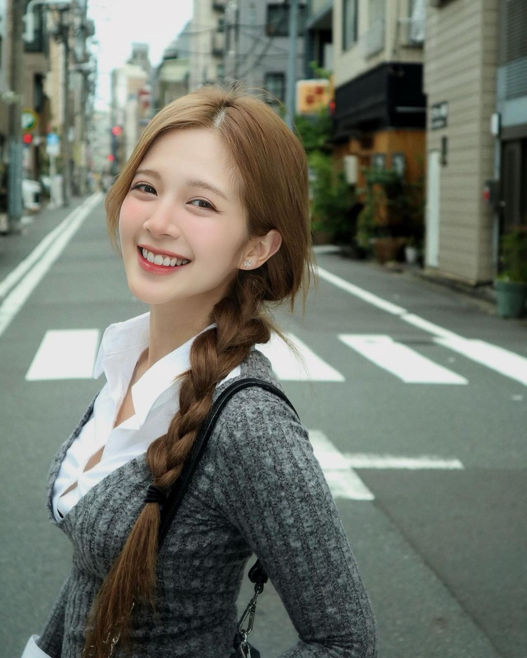 Hiện tại Ngọc Huyền 27 tuổi, tuy nhiên cô nàng vẫn sở hữu gương mặt trẻ hơn tuổi rất nhiều. Nhiều người cứ ngỡ cô chỉ mới là sinh viên đại học, thậm chí chỉ là học sinh cấp 3.