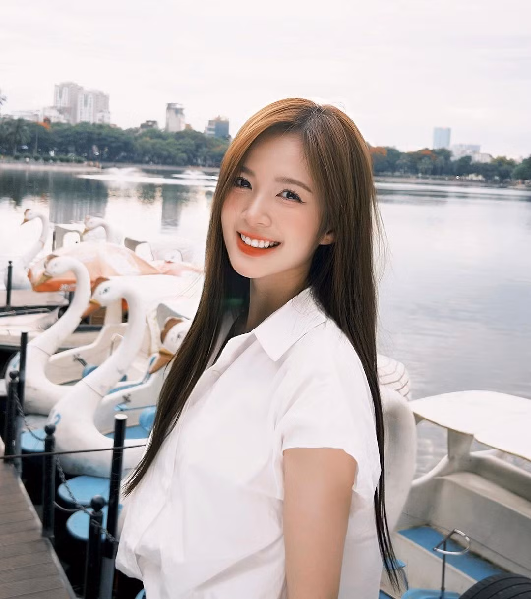 Sau khi tốt nghiệp, Hoàng Huyền được biết đến nhiều hơn khi làm mẫu ảnh và dần dần bén duyên với con đường diễn xuất.