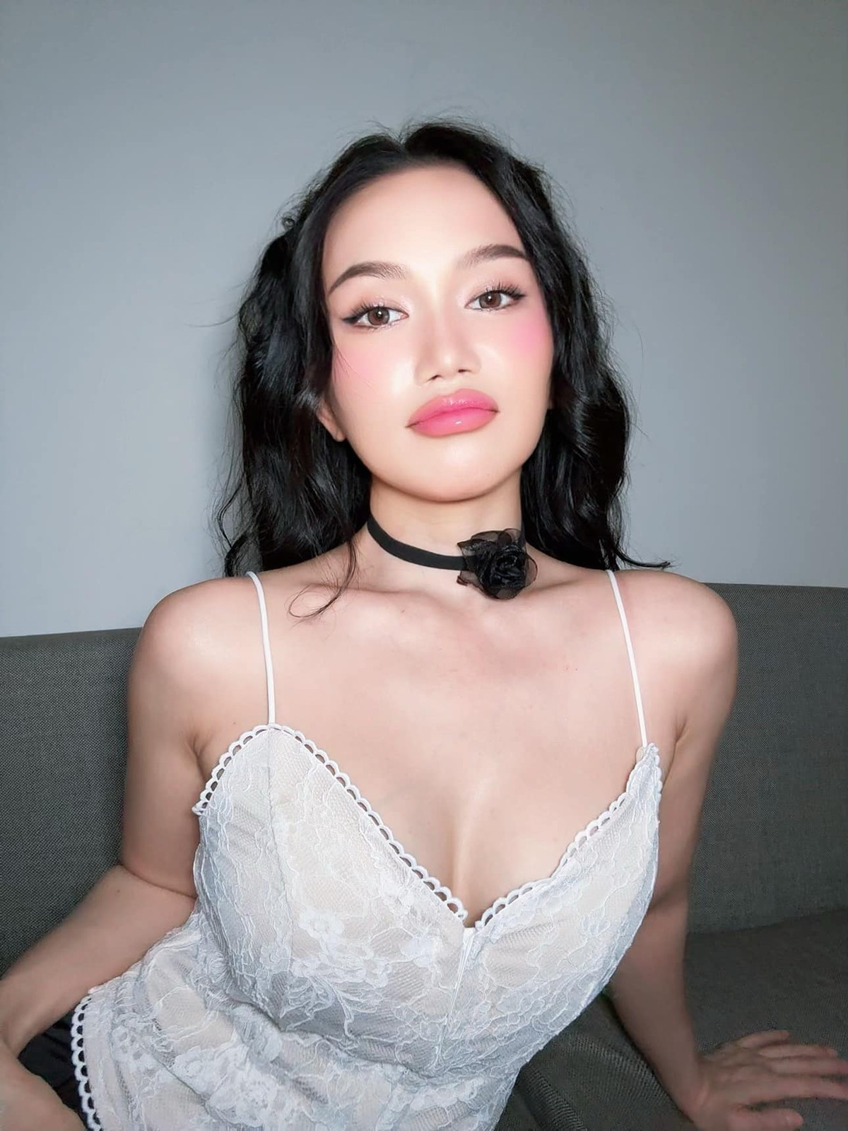 Cô nàng không ít lần vướng ồn ào về việc ăn mặc gợi cảm quá mức.