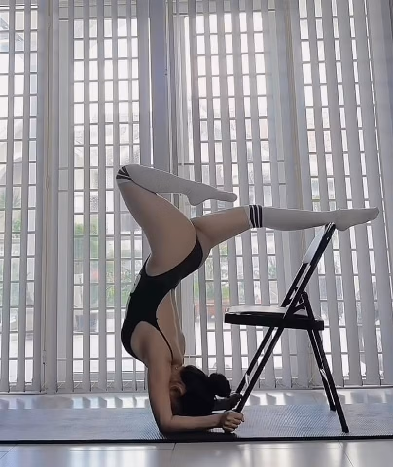 Sĩ Thanh lựa chọn thiết kế bodysuit ôm sát cơ thể, để lộ phần lưng trần. Nhiều người bày tỏ so với trang phục tập yoga thông thường thì thiết này này không được phù hợp: "Trông như đồ bơi vậy, đi tập yoga có nhất thiết phải ăn mặc hở hang đến như thế không", "động tác yoga thì đẹp đấy nhưng trang phục làm động tác trở nên phản cảm hẳn", "dáng đẹp thiệt nhưng mặc như dị không hợp".