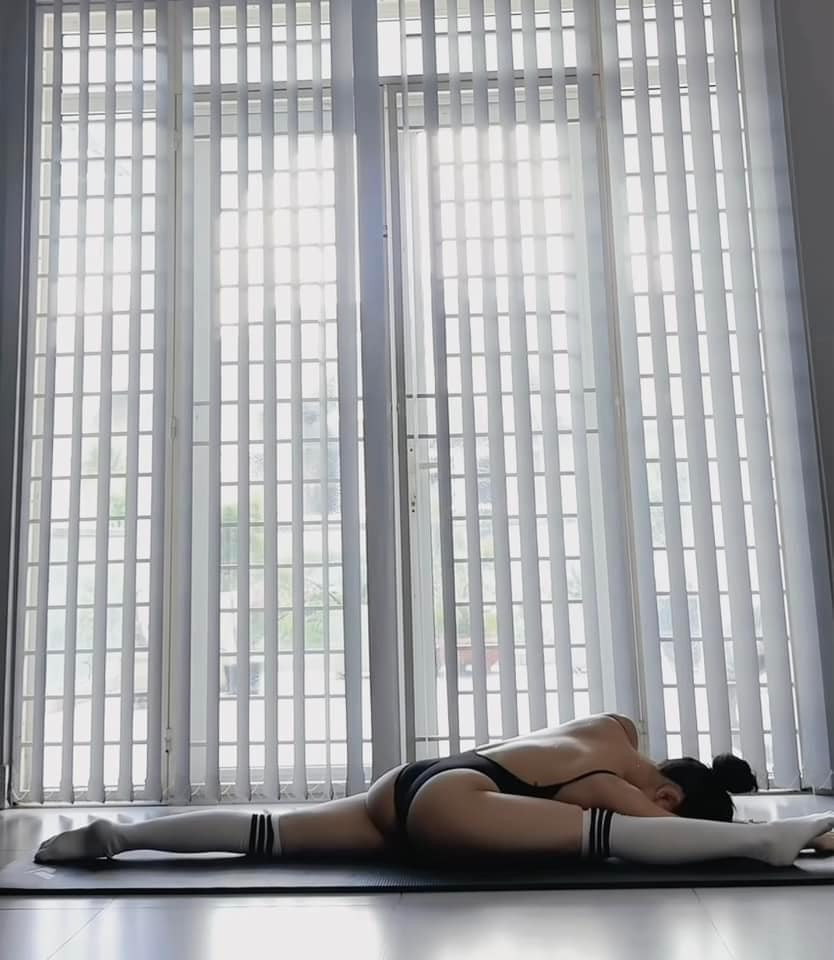 Trên trang cá nhân, cô nàng thường xuyên chia sẻ hình ảnh thực hiện các động tác yoga khi thì tại nhà, lúc thì tại phòng tập.