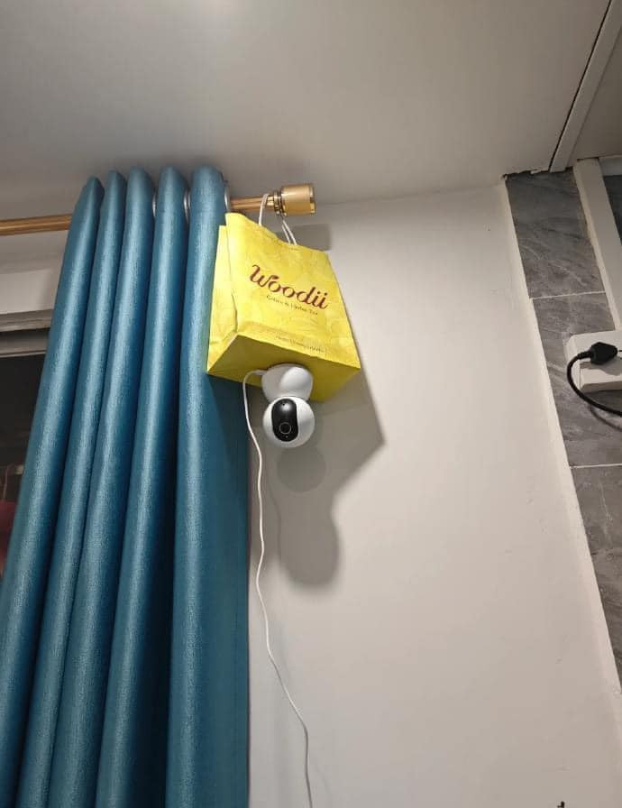 Đúng ra, camera giám sát thường được người thợ lắp đặt chuyên nghiệp cố định lên tường bằng đinh vít, giấu đi đường dây cắm điện. Thế nhưng khi gia chủ đặt mua về không có đủ đồ nghề để lắp đặt thì đây cũng là một sáng kiến đáng để tham khảo.