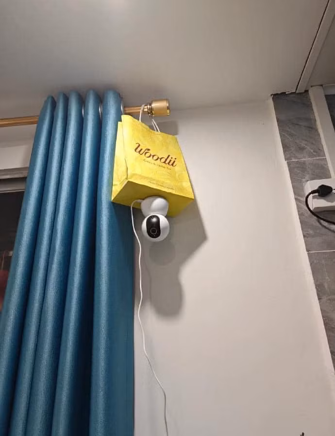 Đúng ra, camera giám sát thường được người thợ lắp đặt chuyên nghiệp cố định lên tường bằng đinh vít, giấu đi đường dây cắm điện. Thế nhưng khi gia chủ đặt mua về không có đủ đồ nghề để lắp đặt thì đây cũng là một sáng kiến đáng để tham khảo.