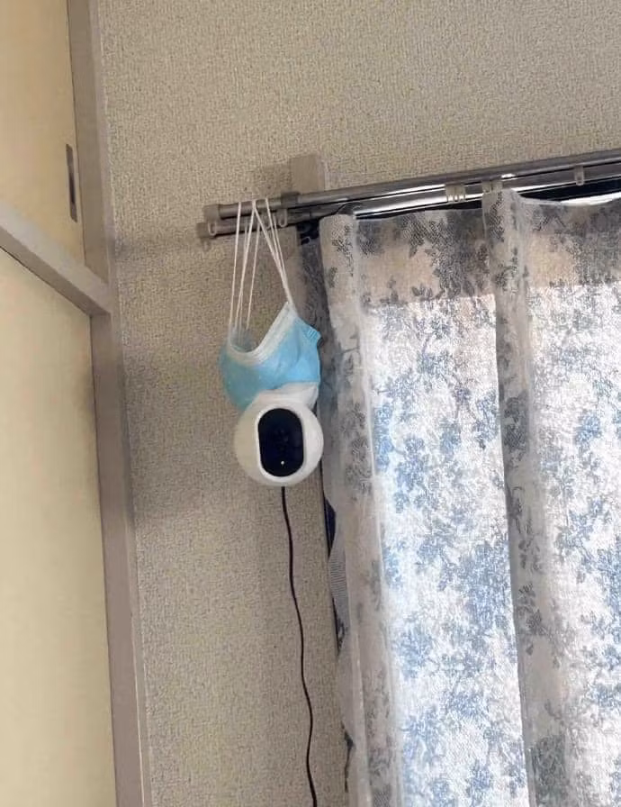 Đôi khi chỉ cần một chiếc khẩu trang thôi là đủ rồi.