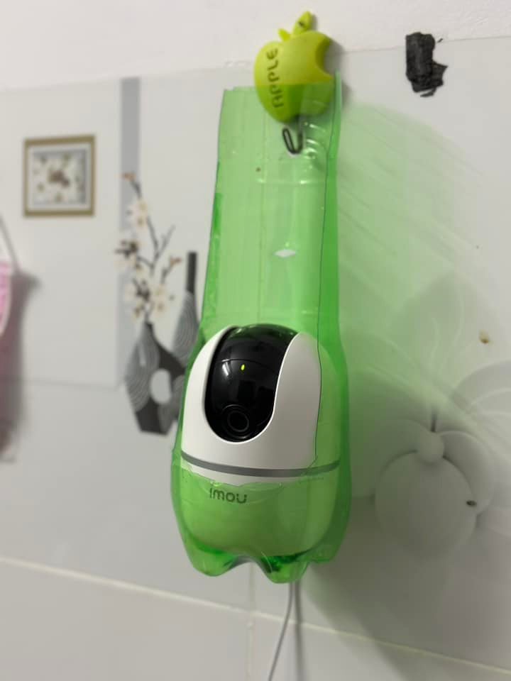 Chủ nhân của chiếc camera này đã thể hiện sức sáng tạo khi cắt tạo hình chai nước để lọt chiếc camera vào trong.