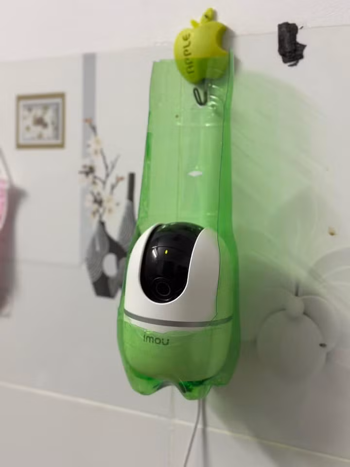 Chủ nhân của chiếc camera này đã thể hiện sức sáng tạo khi cắt tạo hình chai nước để lọt chiếc camera vào trong.