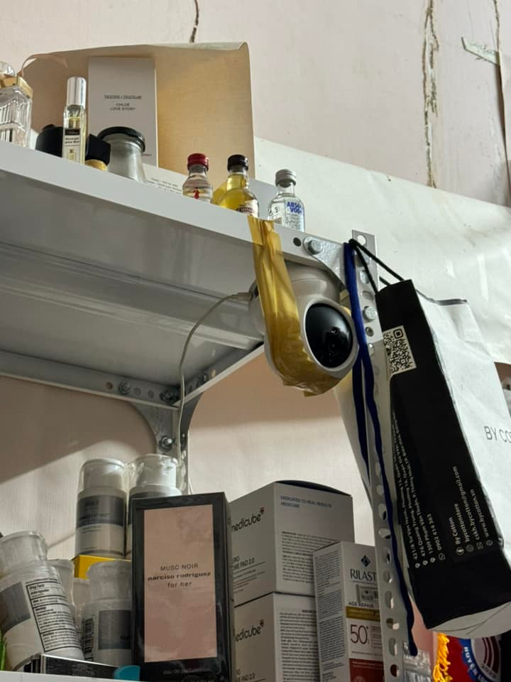 Chủ nhân của chiếc camera này lại sử dụng một đoạn băng dính là giải quyết được vấn đề không có đồ chuyên nghiệp để cố định camera. (Ảnh: Facebook)