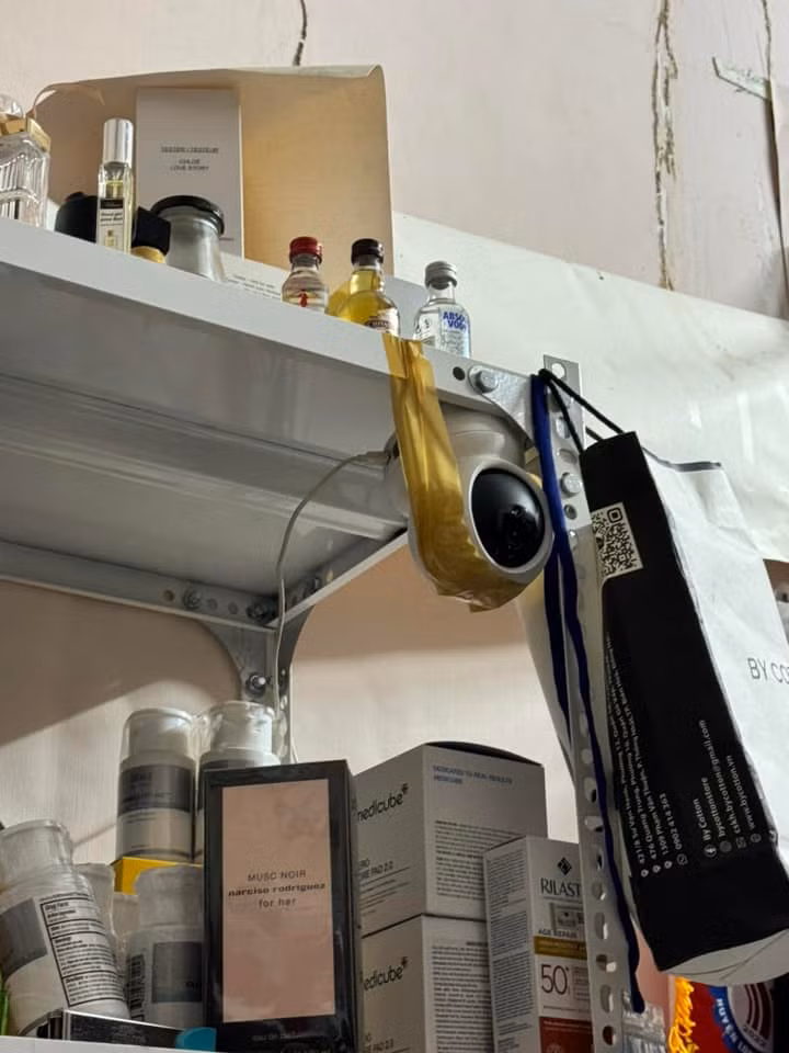 Chủ nhân của chiếc camera này lại sử dụng một đoạn băng dính là giải quyết được vấn đề không có đồ chuyên nghiệp để cố định camera. (Ảnh: Facebook)