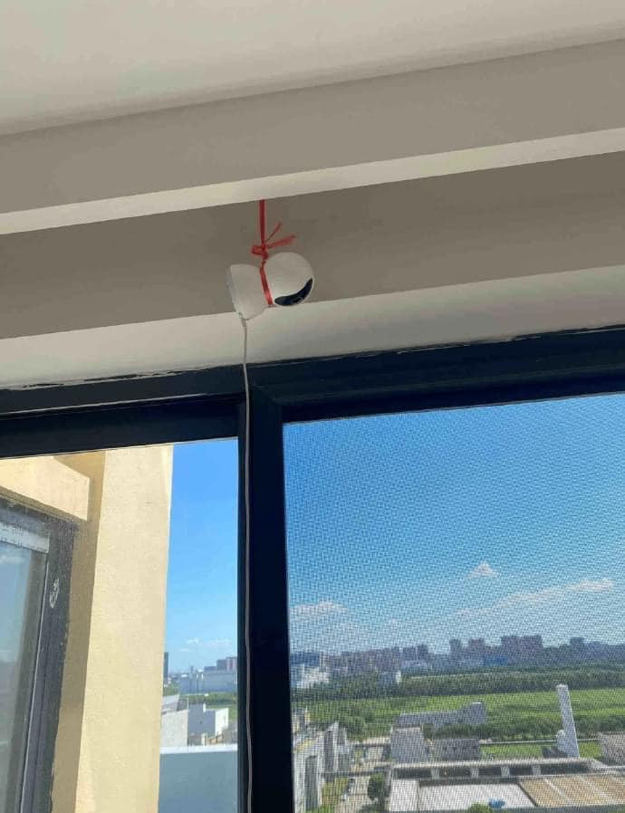 Nhiều người đã lựa chọn đặt camera giám sát trên mạng về rồi tự lắp đặt để tiết kiệm chi phí. Thế nhưng cũng chính vì vậy mà nhiều tình huống hài hước đã xảy ra quanh việc làm sao để cố định chiếc camera giám sát này.