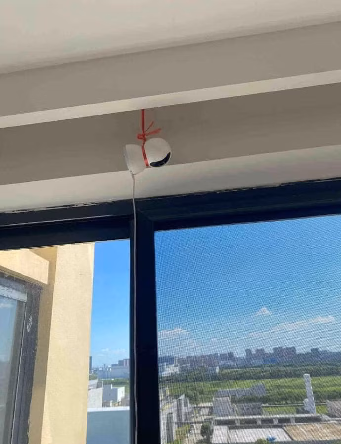 Nhiều người đã lựa chọn đặt camera giám sát trên mạng về rồi tự lắp đặt để tiết kiệm chi phí. Thế nhưng cũng chính vì vậy mà nhiều tình huống hài hước đã xảy ra quanh việc làm sao để cố định chiếc camera giám sát này.