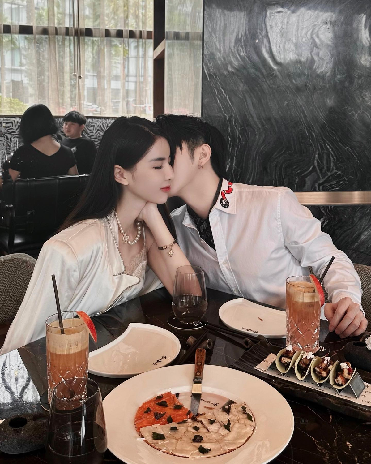 Cặp đôi được nhiều người nhận xét là "gió tầng nào gặp mây tầng đó", khi Nam Vũ từng có thời gian dài du học ở Pháp, hiện đang kinh doanh thời trang và đầu tư bất động sản. Còn Hương Nhi du học ở Singapore và cũng đang sở hữu thương hiệu thời trang riêng.