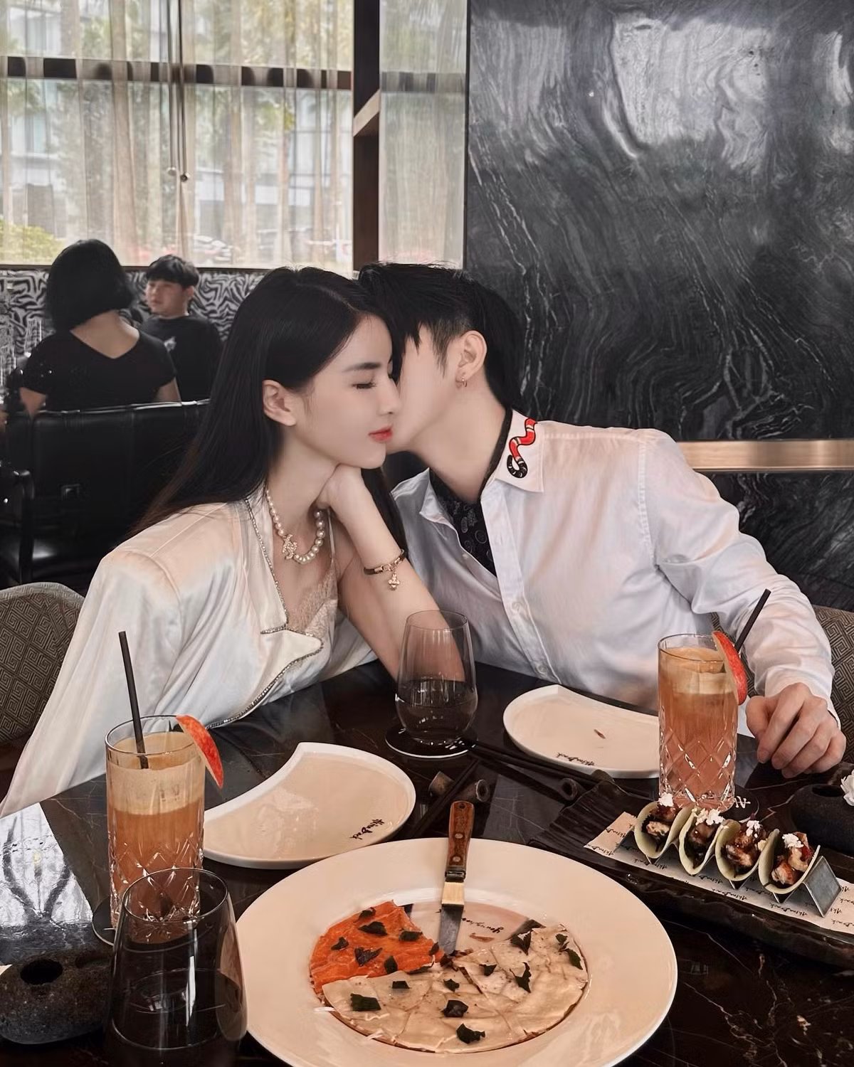 Cặp đôi được nhiều người nhận xét là "gió tầng nào gặp mây tầng đó", khi Nam Vũ từng có thời gian dài du học ở Pháp, hiện đang kinh doanh thời trang và đầu tư bất động sản. Còn Hương Nhi du học ở Singapore và cũng đang sở hữu thương hiệu thời trang riêng.