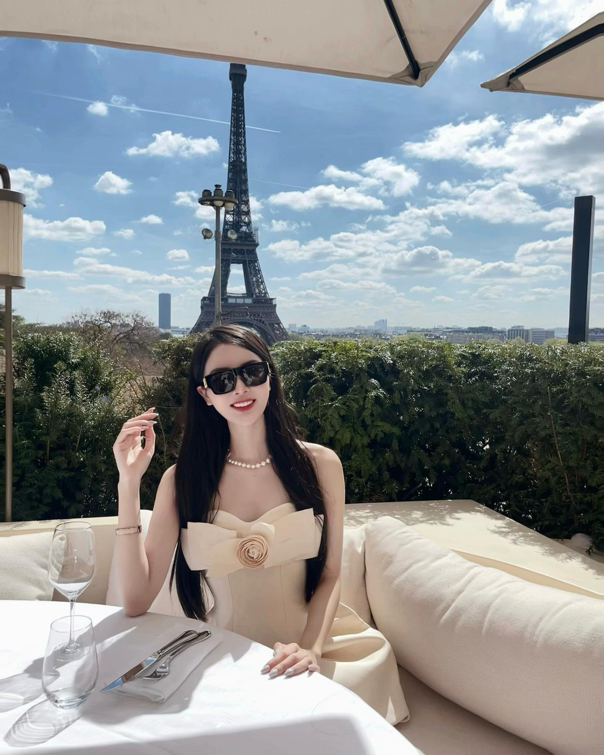 Toàn bộ clip chưa đầy 30s nhưng khiến dân tình phải trầm trồ không ngớt vì khung cảnh lãng mạn, đồng thời nhan sắc xinh đẹp, sang chảnh của Hương Nhi.