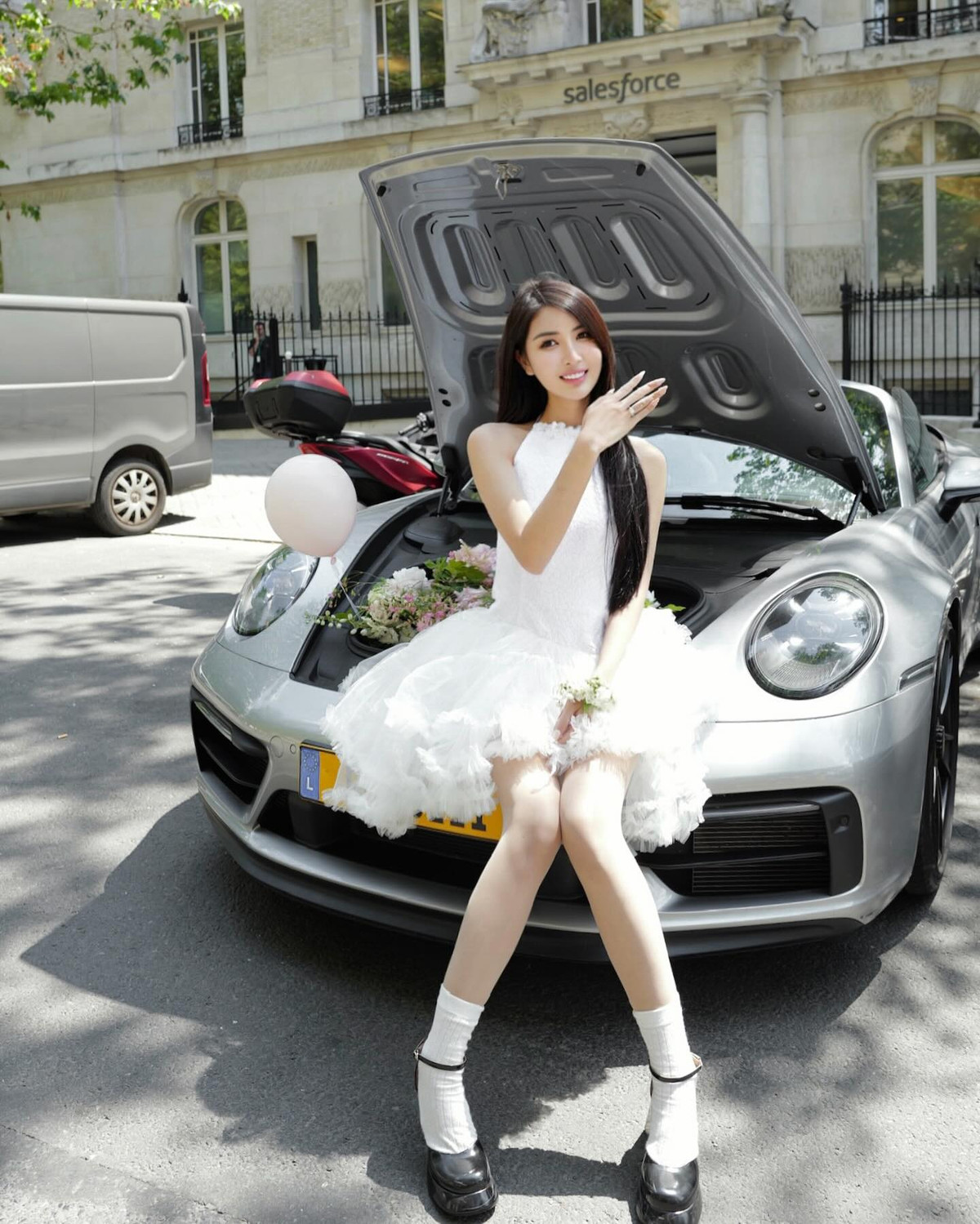 Vào tháng 6 vừa rồi, cặp đôi cũng từng khiến mạng xã hội "dậy sóng" với màn cầu hôn hoành tráng. Trong video cầu hôn được lan truyền, nữ chính bước ra từ khách sạn sang chảnh ở Paris (Pháp), nam chính lái Porsche đến đón. Ban đầu cô gái chỉ nghĩ cả 2 sẽ cùng nhau đi ăn tối mừng sinh nhật muộn nhưng chàng trai bất ngờ mở cốp xe đầy hoa và quỳ một chân xuống cầu hôn: “Lấy anh nhé!”.