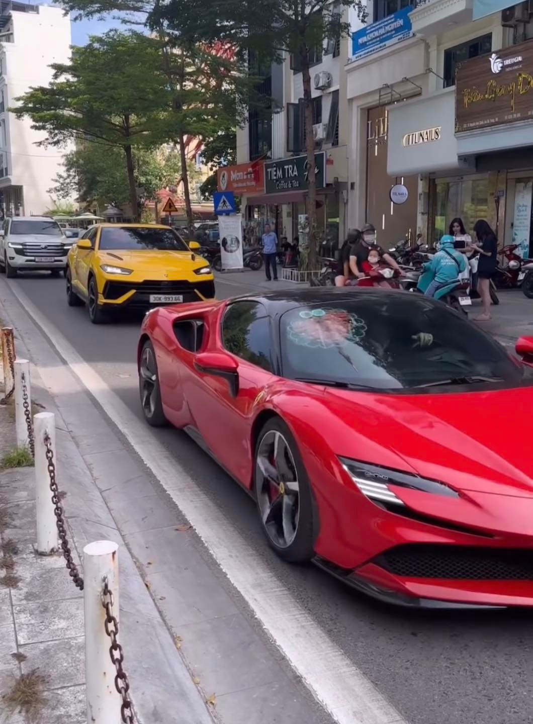 Nam Vũ dẫn đầu đoàn xe với một chiếc Rolls-Royce Ghost làm xe hoa, được cho là xe riêng của gia đình chú rể. Theo sau đó, những chiếc xe của gia đình, người thân và bạn bè cặp đôi cũng đến từ các thương hiệu đắt đỏ như Rolls-Royce Phantom, Ferrari, Porsche, Lexus, Range Rover, Bentley,...