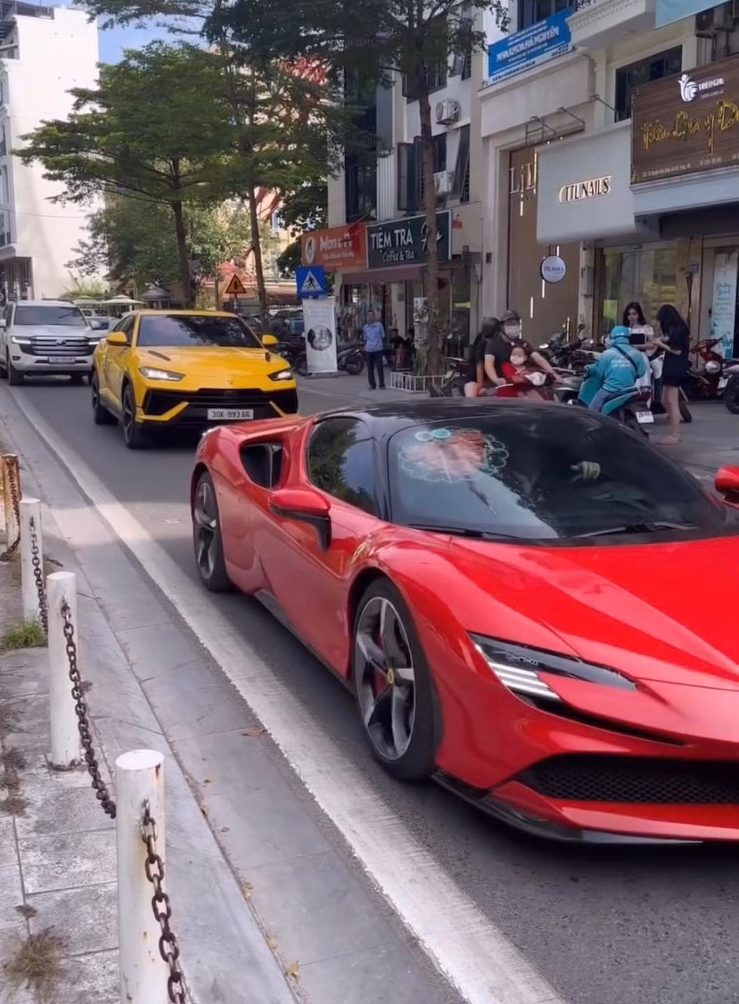 Nam Vũ dẫn đầu đoàn xe với một chiếc Rolls-Royce Ghost làm xe hoa, được cho là xe riêng của gia đình chú rể. Theo sau đó, những chiếc xe của gia đình, người thân và bạn bè cặp đôi cũng đến từ các thương hiệu đắt đỏ như Rolls-Royce Phantom, Ferrari, Porsche, Lexus, Range Rover, Bentley,...