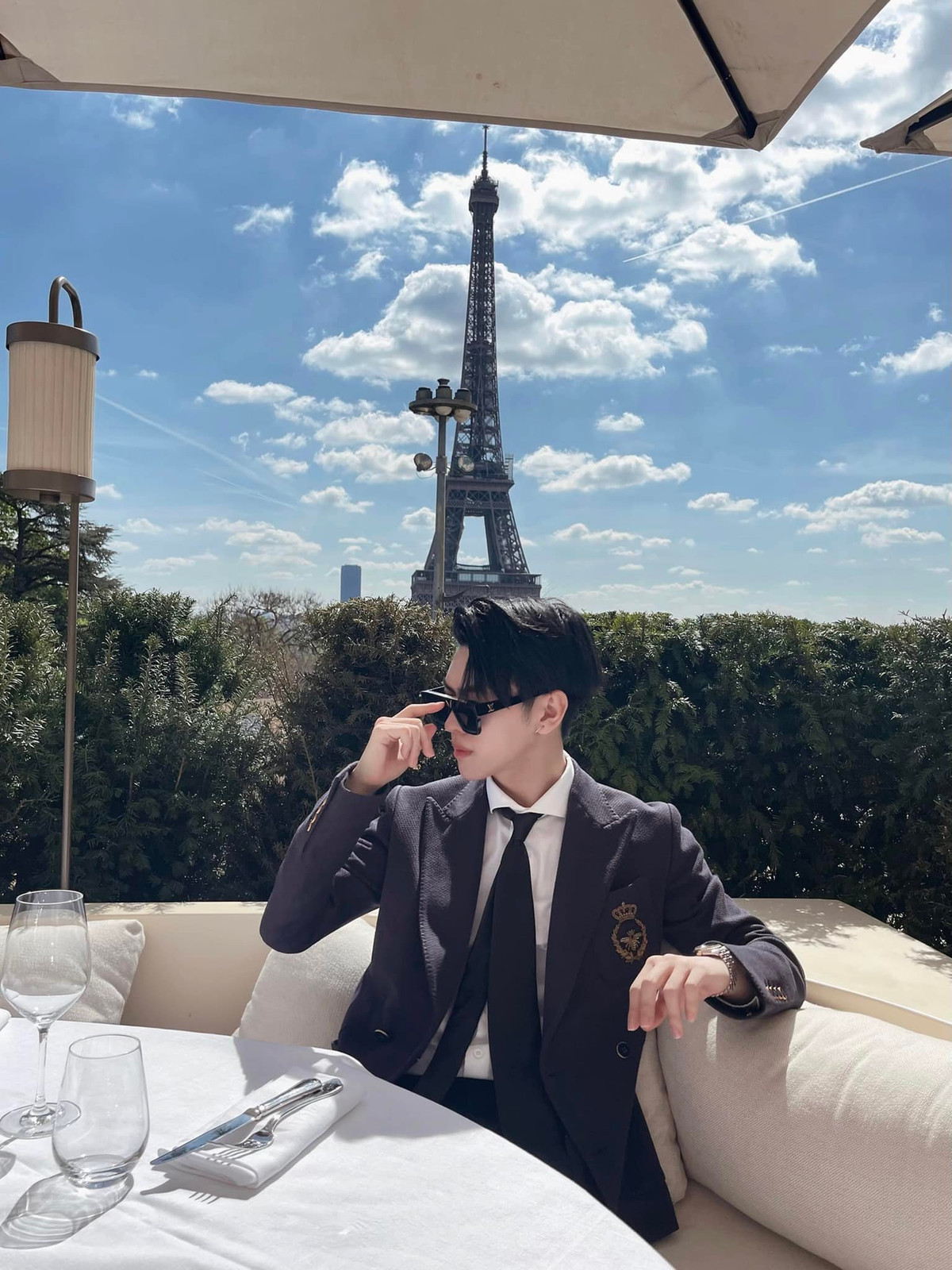 Trên trang cá nhân của mình, Hương Nhi xây dựng hình ảnh một tiểu thư sang chảnh với rất nhiều đồ hiệu, đồng thời xuất hiện tại những địa điểm sang trọng khác nhau trên thế giới. Còn Hải Nam cũng thường đăng tải những hình ảnh xa xỉ với đồ hiệu ngập tràn, lái xe sang, check-in tại hàng loạt địa điểm sang chảnh trong và ngoài nước,... (Ảnh: Tiktok, FBNV)