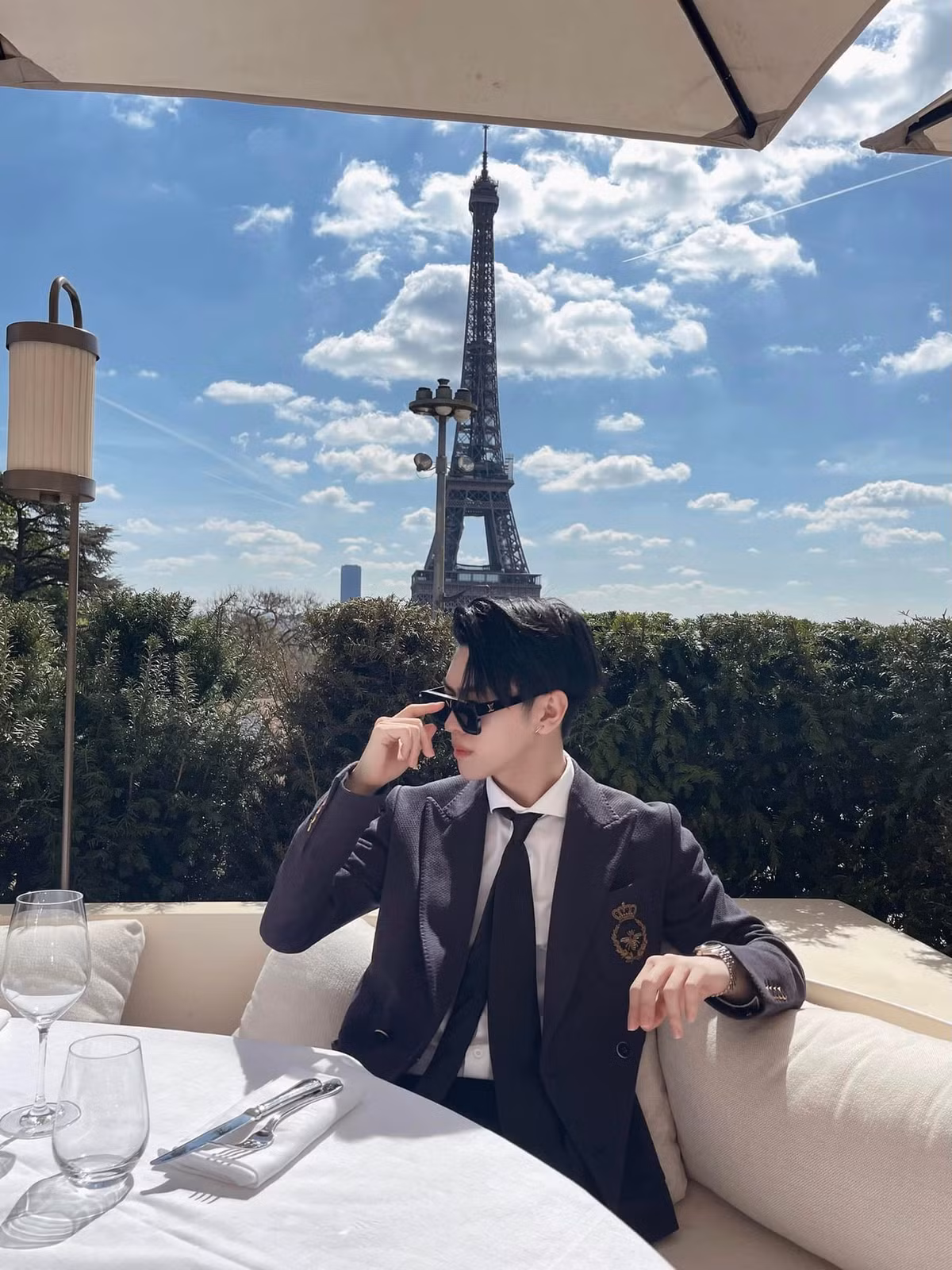 Trên trang cá nhân của mình, Hương Nhi xây dựng hình ảnh một tiểu thư sang chảnh với rất nhiều đồ hiệu, đồng thời xuất hiện tại những địa điểm sang trọng khác nhau trên thế giới. Còn Hải Nam cũng thường đăng tải những hình ảnh xa xỉ với đồ hiệu ngập tràn, lái xe sang, check-in tại hàng loạt địa điểm sang chảnh trong và ngoài nước,... (Ảnh: Tiktok, FBNV)