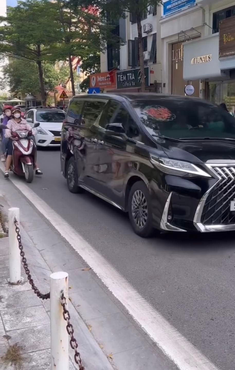 Đoàn xe sang vô cùng nổi bật trên đường.