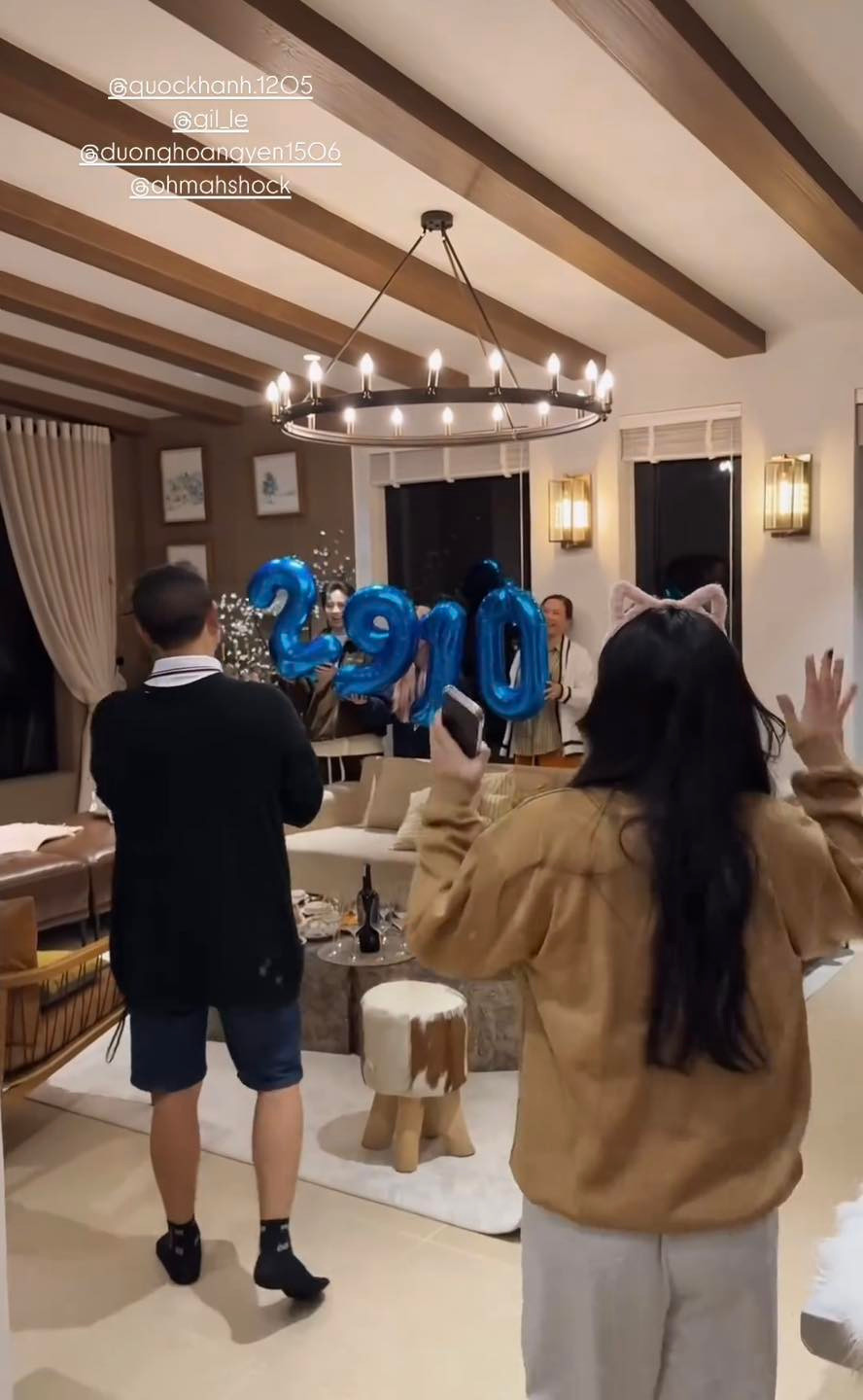 Điều đặc biệt, ở phía dưới loạt ảnh Xoài Non chúc mừng sinh nhật ba, Gil Lê công khai bình luận: "Mừng sinh nhật ba Dương ạ". Cách gọi thân thiết của Gil Lê giống như một người con trong gia đình Xoài Non khiến nhiều người thích thú.