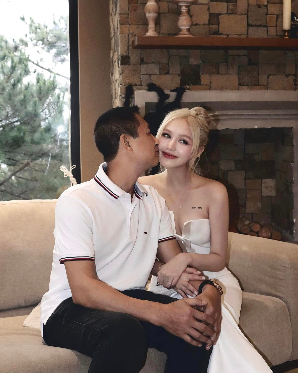 Xoài Non có mối quan hệ thân thiết với bố mẹ và anh trai. Khoảnh thời gian sau khi đường ai nấy đi với Xemesis, Xoài Non cũng lựa chọn về quê, bên gia đình để chữa lành. Không chỉ vậy, anh trai của cô nàng còn xăm hình em gái lên cánh tay.