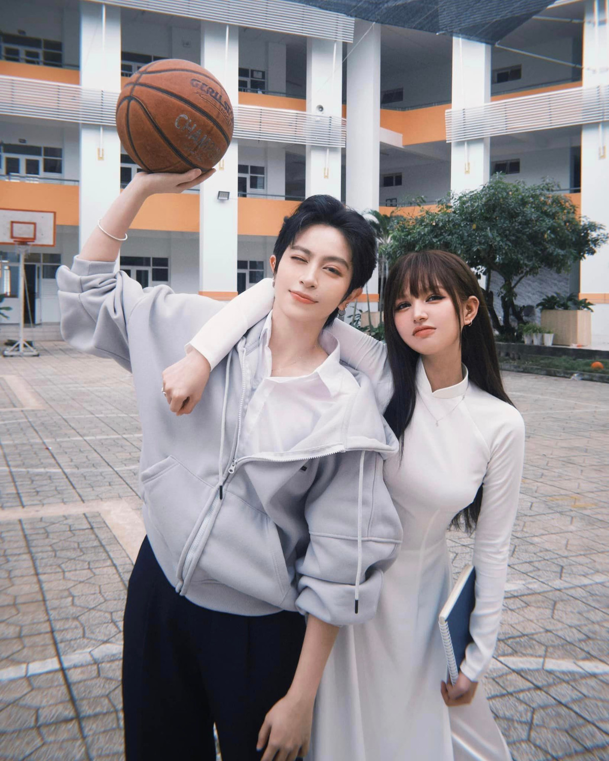 Dù chưa từng công khai, tuy nhiên Xoài Non và Gil Lê thường xuyên xuất hiện cùng nhau, có những hành động tình tứ.