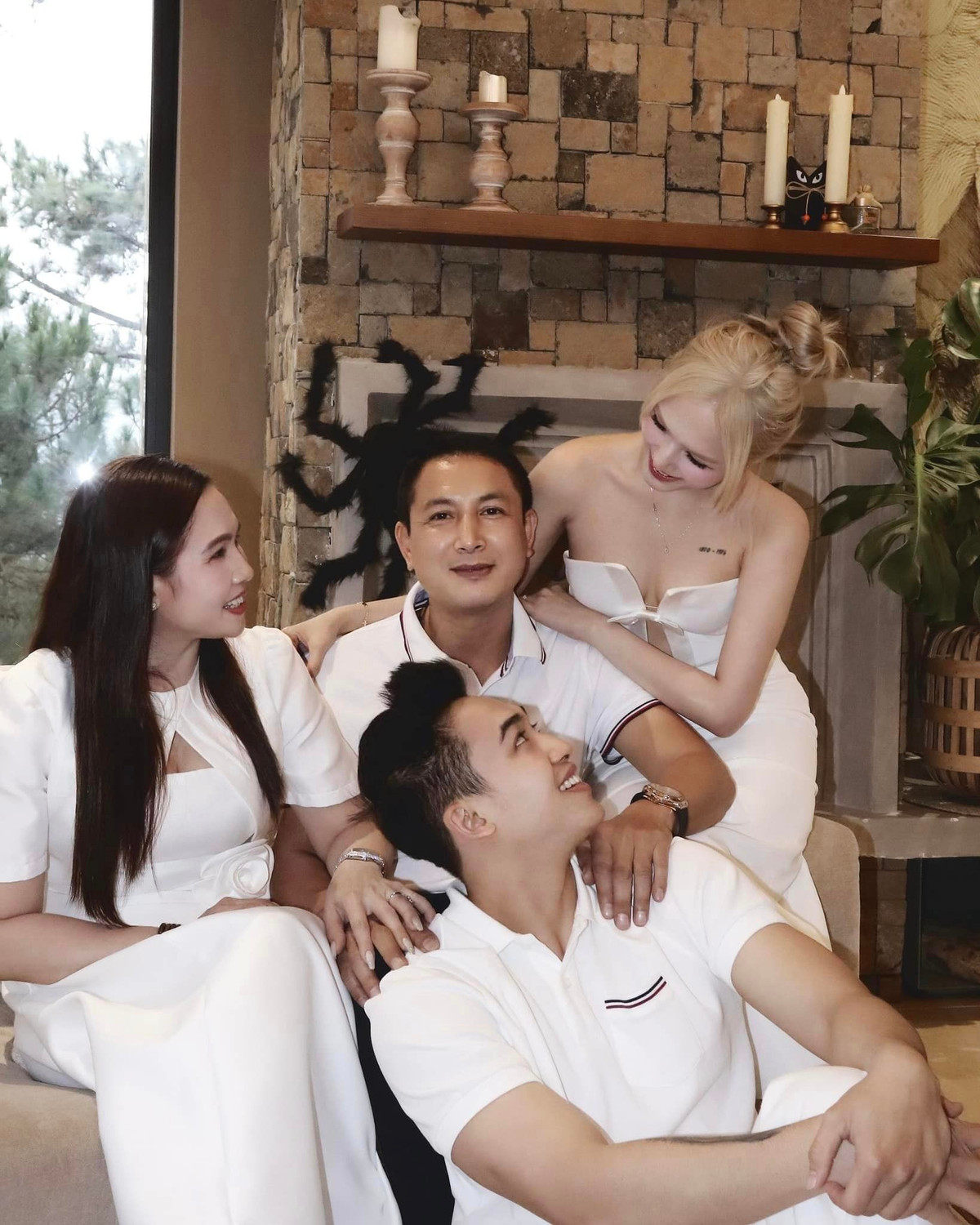 Gia đình Xoài Non được nhiều người nhận xét là "cực phẩm" nhan sắc.