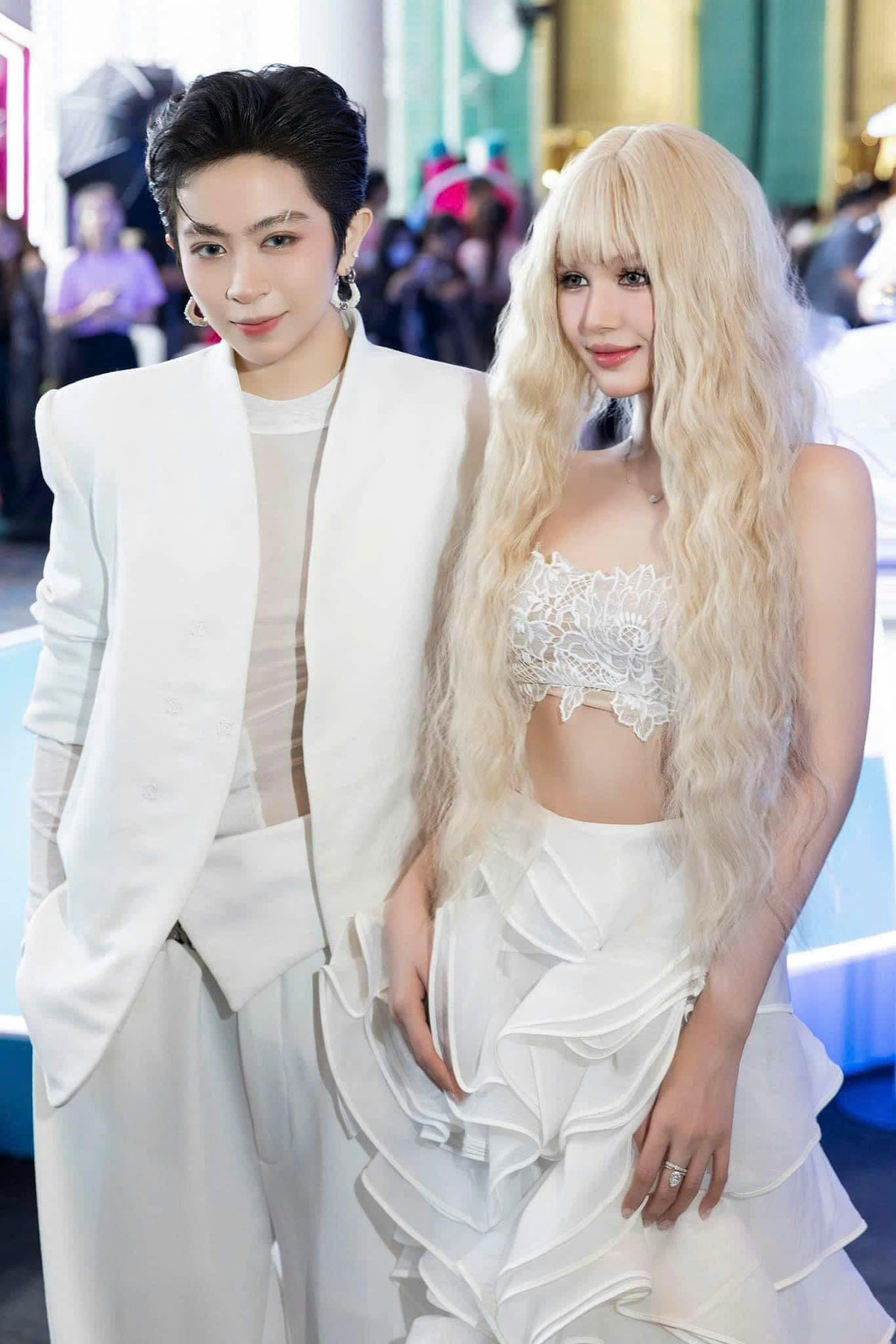 Xoài Non được bắt gặp "dính như sam" với Gil Lê khi đến ủng hộ người yêu trong hậu trường Chị Đẹp Đạp Gió Rẽ Sóng . (Ảnh: FBNV)