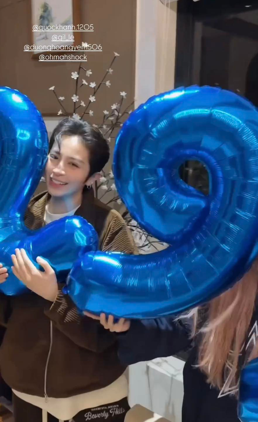 Được biết trước đó vài ngày, netizen cũng phát hiện Xoài Non và Gil Lê cùng đến Đà Lạt để tổ chức bữa tiệc sinh nhật cho ba của nàng hot girl.