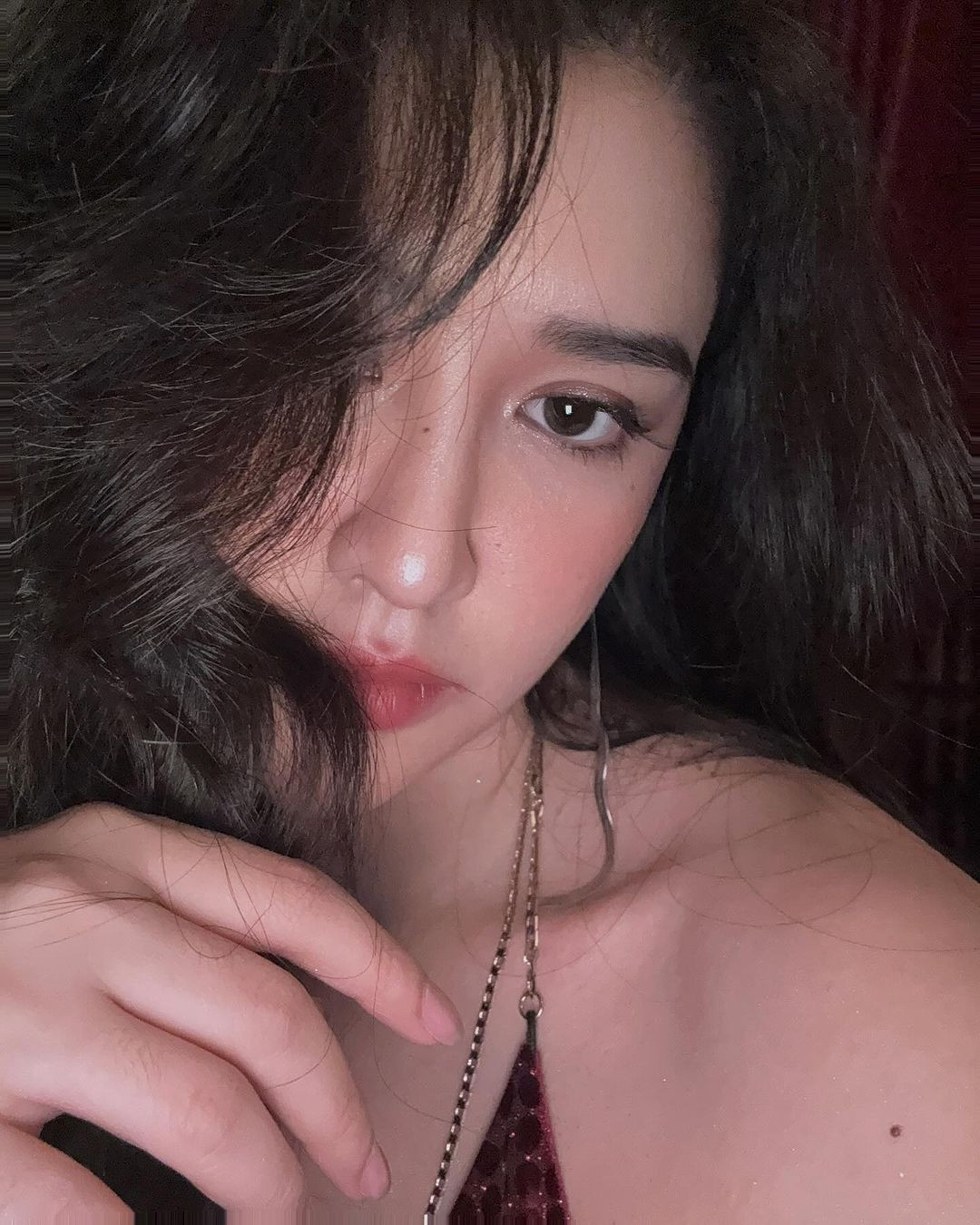 Mỹ nhân Đảo Thiên Đường lựa chọn thiết kế váy hai dây với phần ngực trễ để lộ vòng 1 lấp ló, màu đỏ đính nhũ của váy tôn lên làn da trắng ngần của cô nàng.