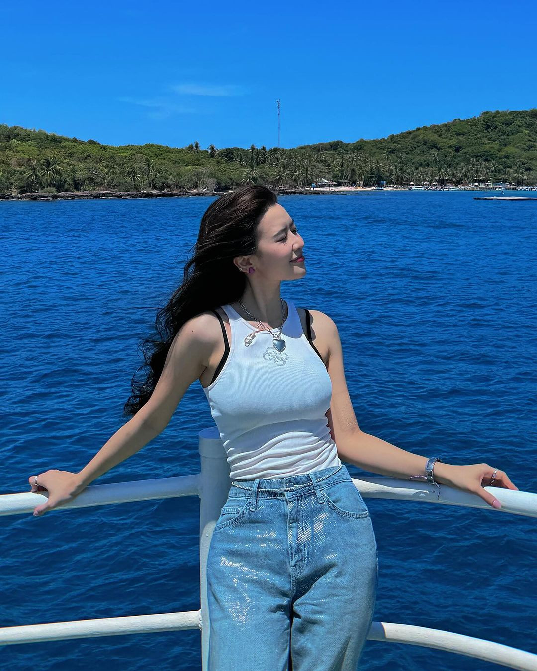 Trước khi đến với "Đảo thiên đường", Quyên Qui từng có khoảng thời gian công khai hẹn hò với TikToker Nhật Quang (học trò của Hương Giang ở "The Next Gentleman"). Tuy nhiên, cặp đôi đã chia tay trong tiếc nuối.