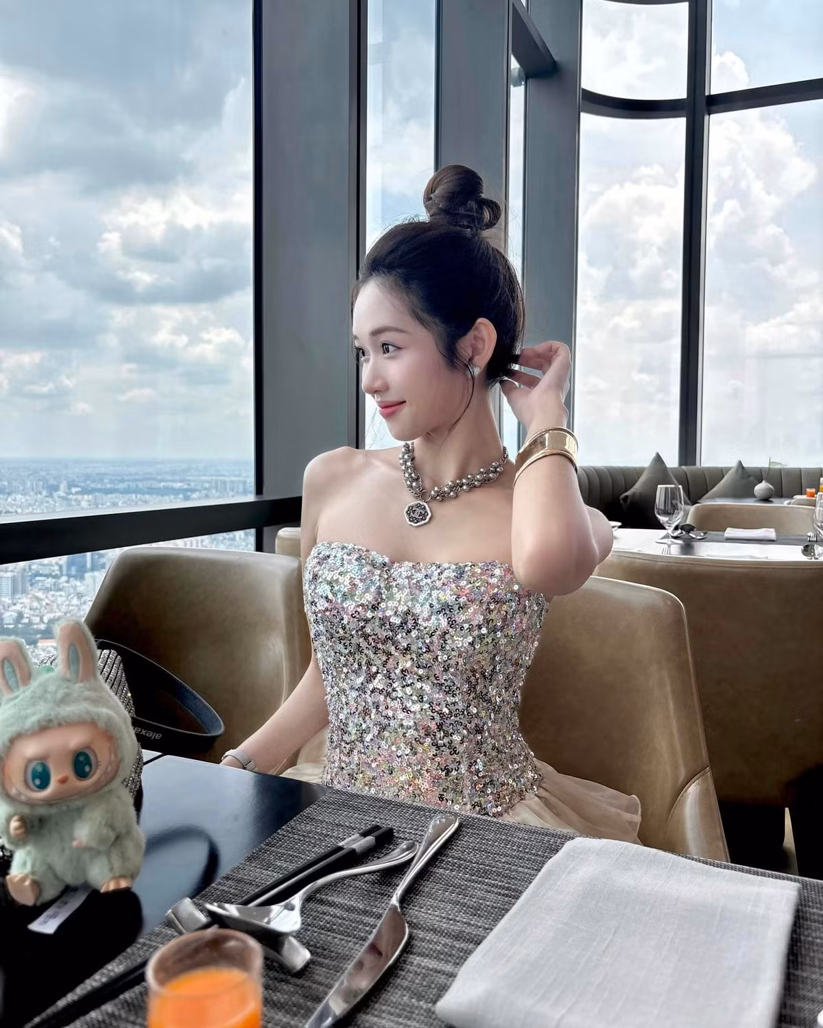 Nàng "hot girl Tây Bắc" sở hữu nhan sắc ngọt ngào cùng ngoại hình sáng với chiều cao nổi bật.