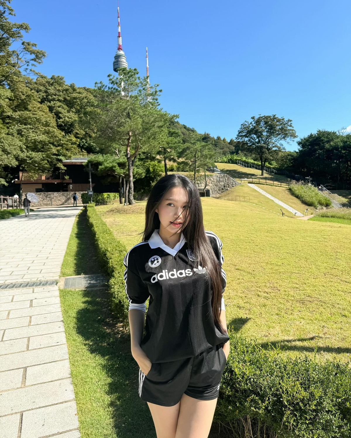 Văn Hậu và Hải My cùng đi Hàn Quốc nhưng mục đích chính của chuyến đi không phải đi chơi, vì vậy nàng WAGs không lên đồ cầu kì mà chỉ diện trang phục năng động, đơn giản.