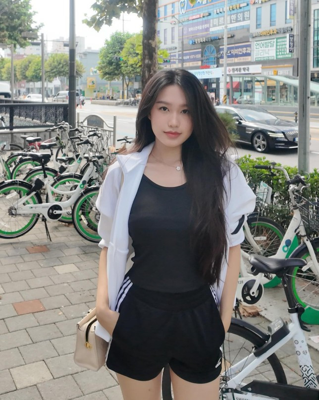 Tranh thủ chuyến đi Hàn Quốc để trị liệu lần này, Đoàn Văn Hậu cùng bà xã đã dạo phố, check-in nhiều địa điểm nổi tiếng.