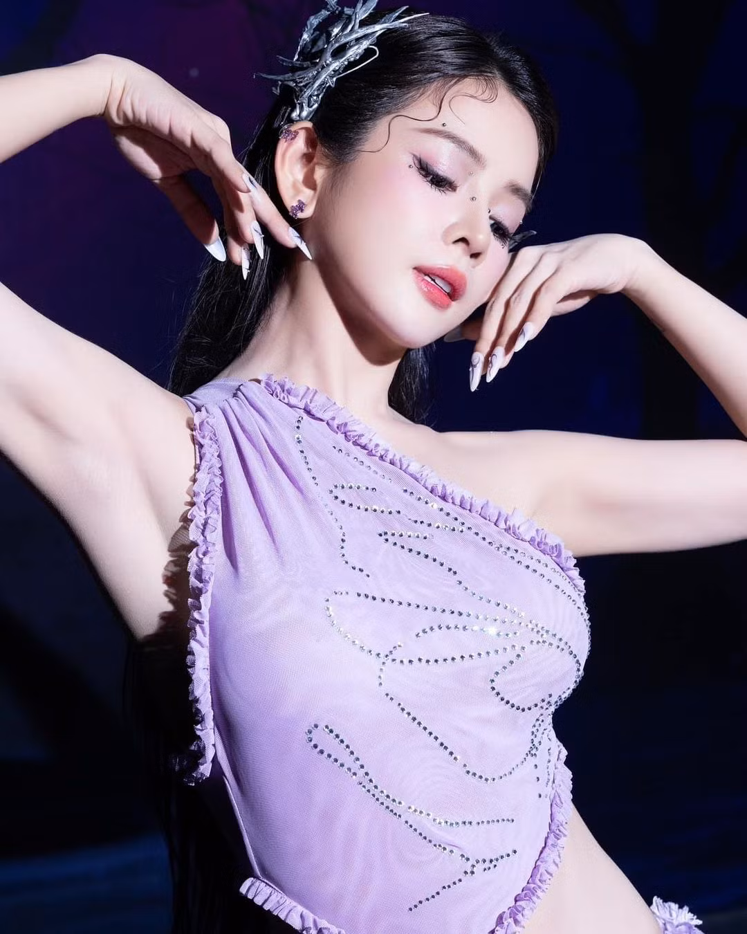 Không để người theo dõi phải tò mò thêm, DJ Mie đã ngay lập tức đăng tải lên cá nhân loạt ảnh "nét căng" tạo hình của cô nàng trong MV này. Mie diện set đồ tone tím với những đường cắt zẻ lạ mắt, kết hợp cùng phụ kiện mang đến vẻ đẹp hiện đại, tựa như AI - girl (cô gái được tạo nên từ trí tuệ nhân tạo).