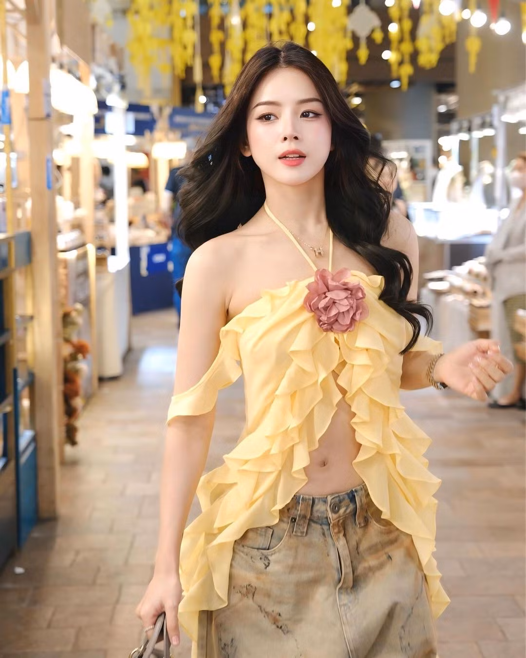 Mie xuất phát điểm là DJ nhưng lấn sân ca hát với MV Lý thuyết thì là vậy phát hành cách đây 2 năm. Chính vậy, cô nàng là một nhân tố khiến nhiều người tò mò về khả năng ca hát trong Chị đẹp đạp gió năm nay.