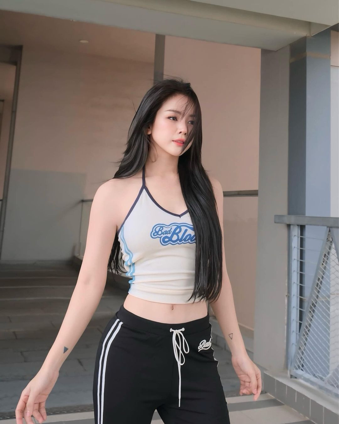 So với nhiều nữ DJ khác, Mie nổi tiếng với vẻ gợi cảm chừng mực, không khoe da thịt "bốc lửa" mỗi lần trình diễn. Cô thường chọn những trang phục nhằm khoe được làn da trắng, phong cách năng động.