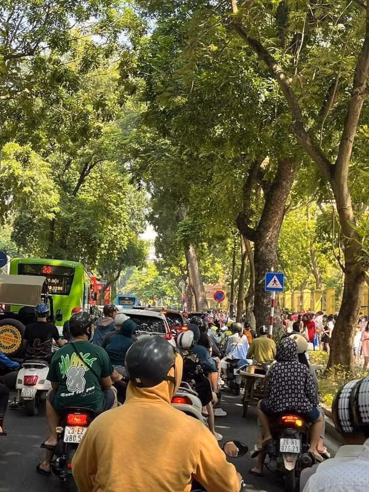 Việc nhiều người dừng lại chụp ảnh cũng khiến cho giao thông của con phố trở nên tắc nghẽn. (Ảnh: Linh Nguyễn)