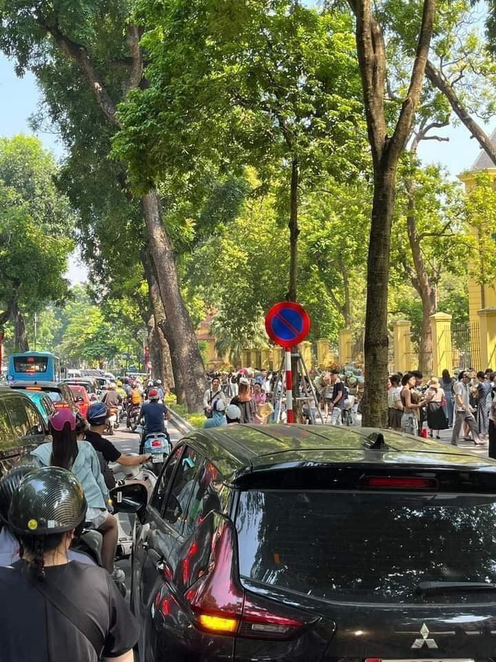Dọc con phố dài hơn 1km, hàng dài xe cộ nối đuôi dưới lòng đường, còn trên vỉa hè thì rất đông người đến tham quan, chụp ảnh. (Ảnh: Linh Nguyễn)