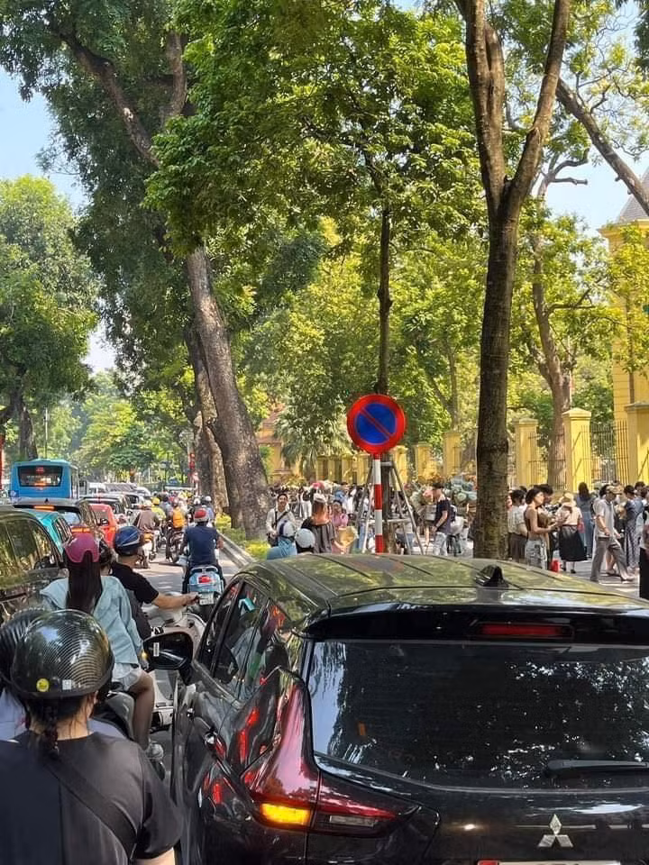 Dọc con phố dài hơn 1km, hàng dài xe cộ nối đuôi dưới lòng đường, còn trên vỉa hè thì rất đông người đến tham quan, chụp ảnh. (Ảnh: Linh Nguyễn)