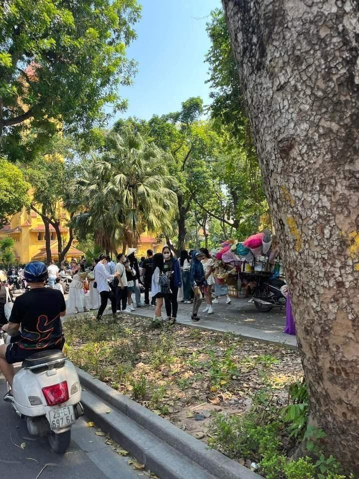 Cảnh tượng đông đúc này đã bắt đầu diễn ra từ lúc sáng sớm. (Ảnh: Linh Nguyễn)