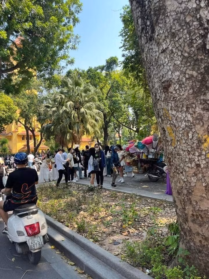 Cảnh tượng đông đúc này đã bắt đầu diễn ra từ lúc sáng sớm. (Ảnh: Linh Nguyễn)