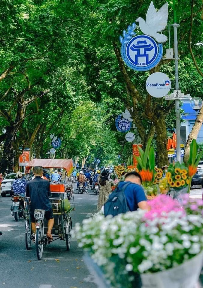 Những năm gần đây, xe hoa trở thành "đạo cụ" không thể thiếu của các "nàng thơ" khi check-in ở phố Phan Đình Phùng. Nhiều người sau khi chụp ảnh check-in đã ghé quán cà phế, thưởng thức hương cốm mùa thu của Hà Nội. (Ảnh: Do Thi Van Anh)